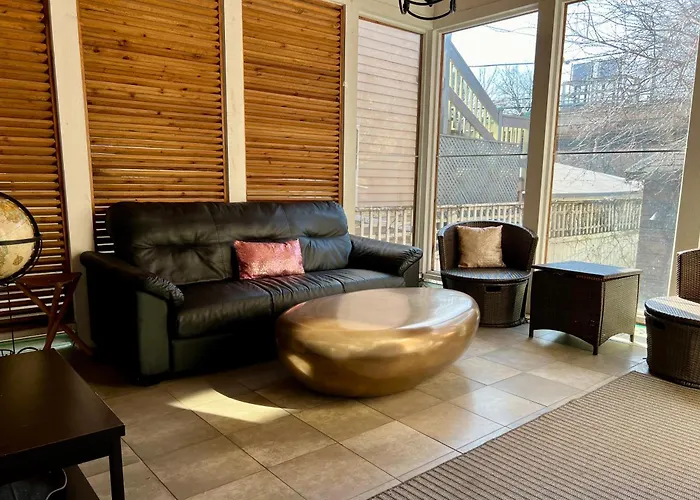 Holiday home 3 Bedroom Spacious In Ideal Location W Free Parking Back Yard Pets Welcome Chicago