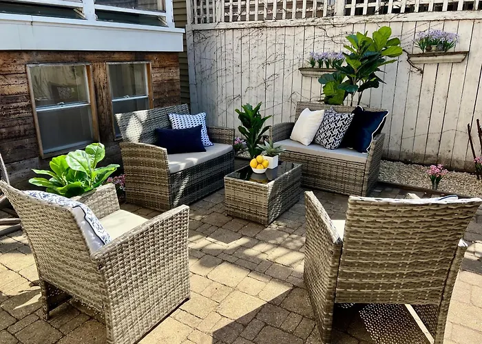 3 Bedroom Spacious In Ideal Location W Free Parking Back Yard Pets Welcome *