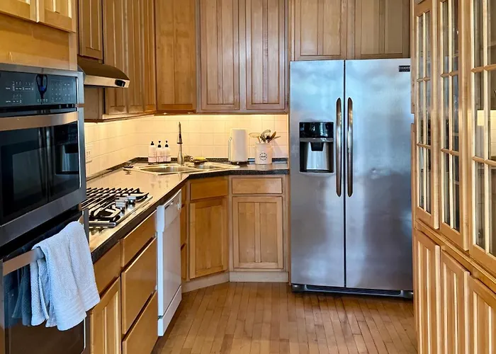 3 Bedroom Spacious In Ideal Location W Free Parking Back Yard Pets Welcome