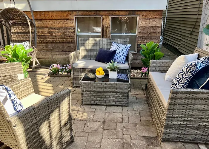 3 Bedroom Spacious In Ideal Location W Free Parking Back Yard Pets Welcome Holiday home