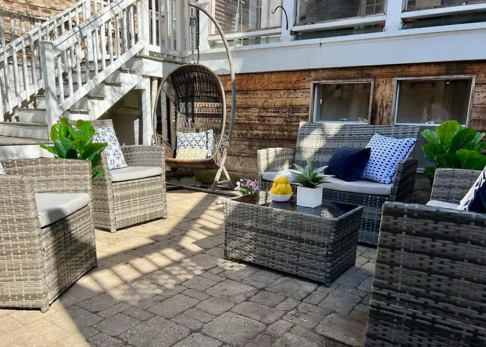3 Bedroom Spacious In Ideal Location W Free Parking Back Yard Pets Welcome Holiday home *