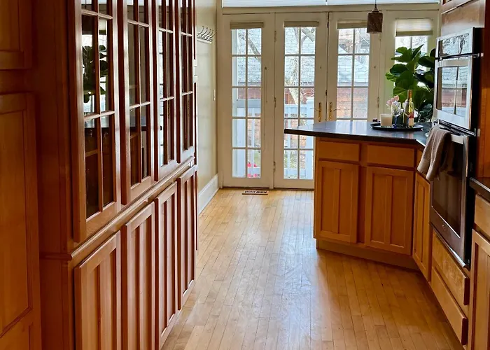 3 Bedroom Spacious In Ideal Location W Free Parking Back Yard Pets Welcome Holiday home Chicago