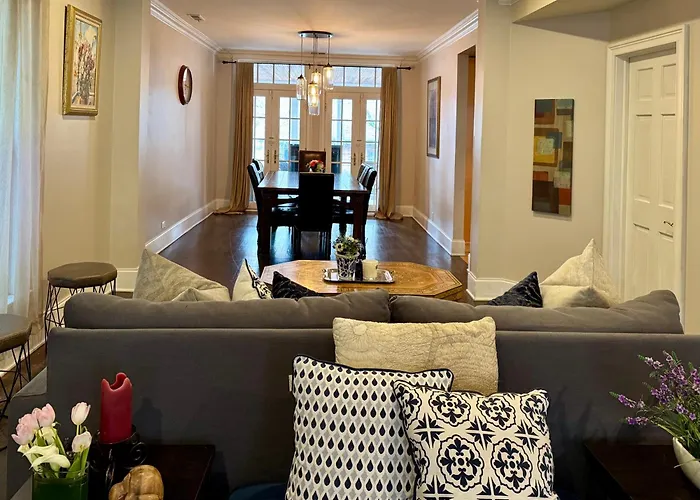 3 Bedroom Spacious In Ideal Location W Free Parking Back Yard Pets Welcome