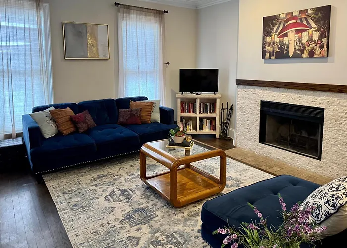 3 Bedroom Spacious In Ideal Location W Free Parking Back Yard Pets Welcome Holiday home *