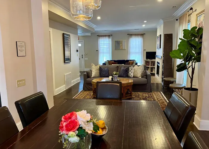 3 Bedroom Spacious In Ideal Location W Free Parking Back Yard Pets Welcome Holiday home