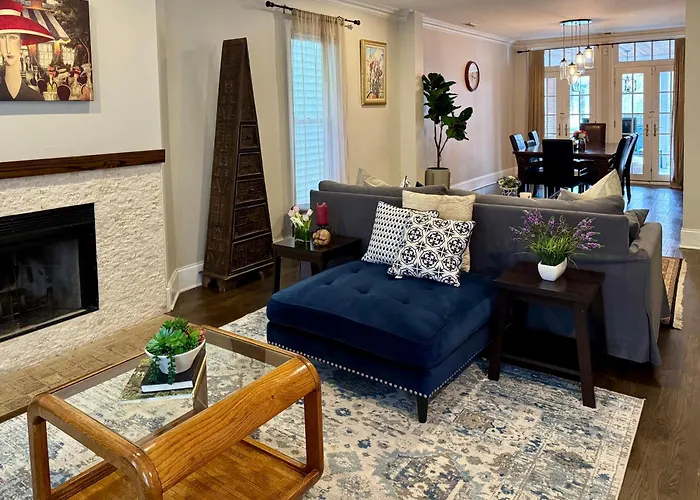 3 Bedroom Spacious In Ideal Location W Free Parking Back Yard Pets Welcome *