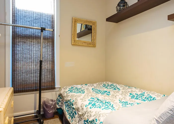 Holiday home 3 Bedroom Spacious In Ideal Location W Free Parking Back Yard Pets Welcome