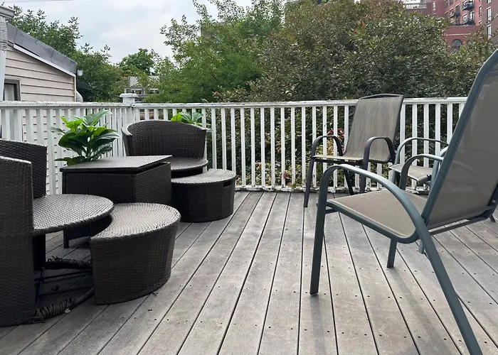 3 Bedroom Spacious In Ideal Location W Free Parking Back Yard Pets Welcome Holiday home Chicago