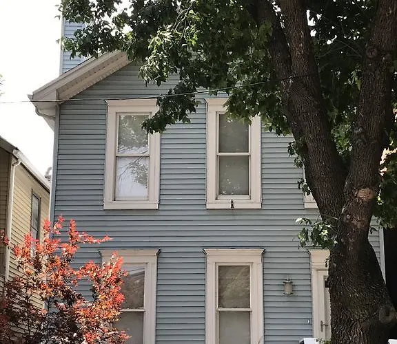 3 Bedroom Spacious In Ideal Location W Free Parking Back Yard Pets Welcome Holiday home *