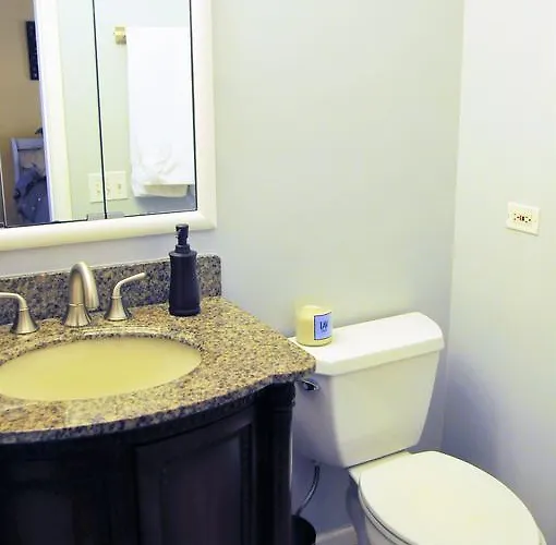 3 Bedroom Spacious In Ideal Location W Free Parking Back Yard Pets Welcome Holiday home Chicago