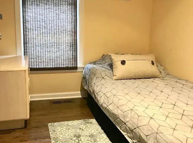 Holiday home 3 Bedroom Spacious In Ideal Location W Free Parking Back Yard Pets Welcome Chicago