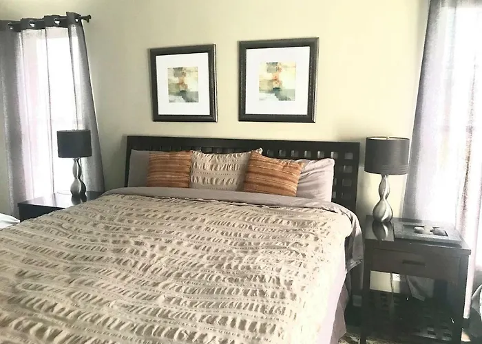 Holiday home 3 Bedroom Spacious In Ideal Location W Free Parking Back Yard Pets Welcome Chicago
