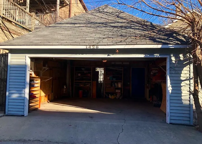 3 Bedroom Spacious In Ideal Location W Free Parking Back Yard Pets Welcome Holiday home *
